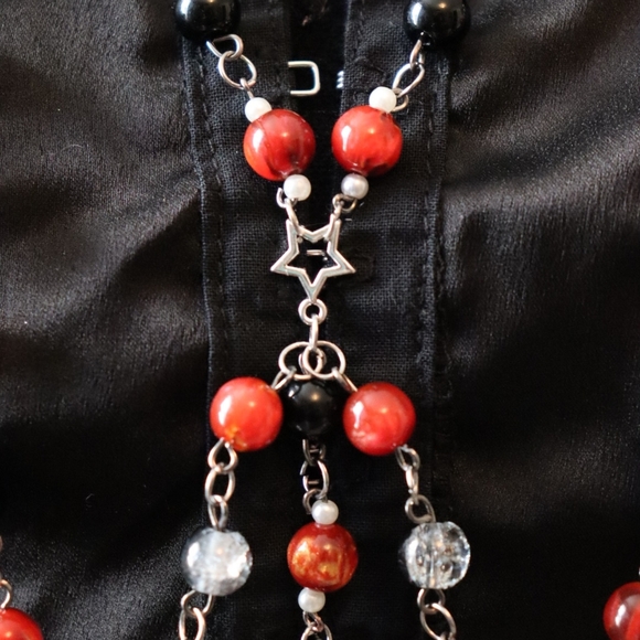 Elegant Red and Black Beaded Necklace - Picture 6 of 7